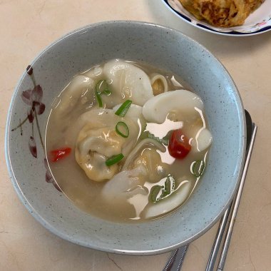 Tavuk ve sebzeli Çin eriştesi.