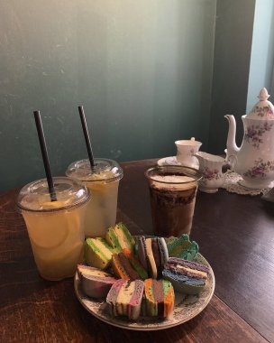 Çay, çay ve tatlı.