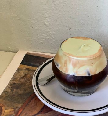 Bir fincan çay iç.