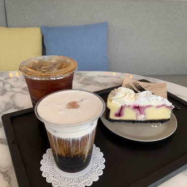 Kahve fincanı ve çay masada.