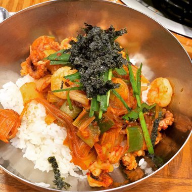 Kore yemeği, sebzeli kızarmış pirinç ve Kore yemeklerinde kimçi.