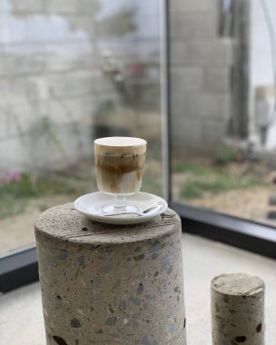 Kahve fincanı ve kahve masanın üstünde.