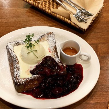 Lezzetli ve taze meyveli kek.