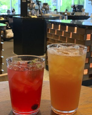 Bir bardak çay ve bir içki.