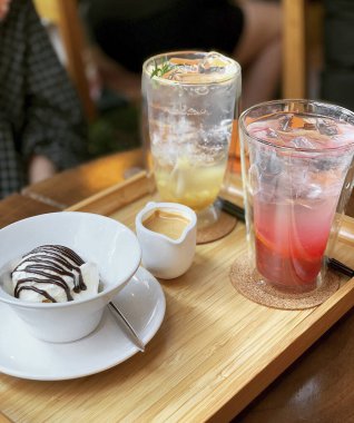 Çay ve limonlu buzlu kahve