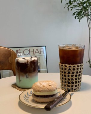 Kahve ve kahve fincanları masanın üstünde.