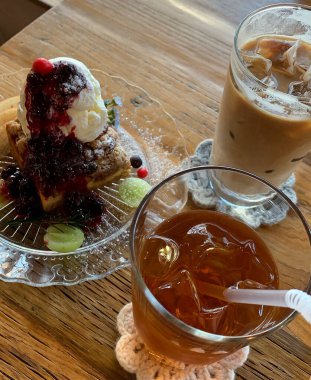 Naneli ve çikolatalı çay ve dondurma.