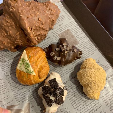 Tahta masadaki çikolatanın farklı türleri. yüksek kaliteli fotoğraf