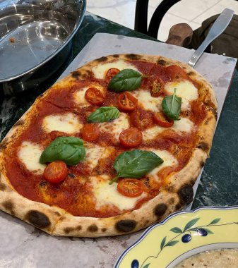 Domates soslu taze pizza, fesleğen ve peynir.