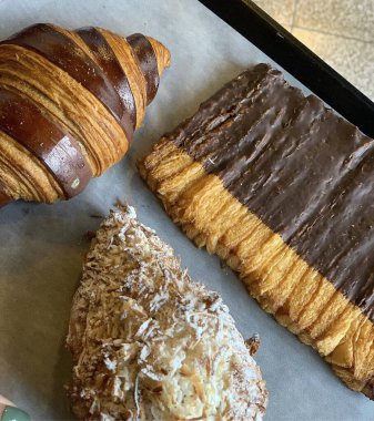 Lezzetli çikolatalı kruvasan ve çikolatanın yüksek açılı yakın çekimi.