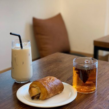 Kafede çikolatalı ve kruvasanlı kahve.