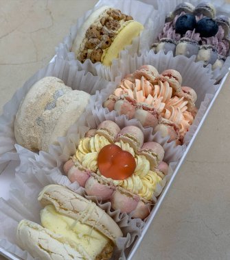 Kutudaki çeşitli şekerlerin yakın plan çekimi.