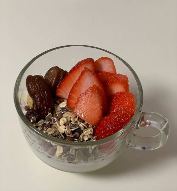 Chia tohumlu, dutlu ve çikolatalı müsli.