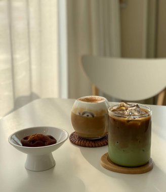 Kahve fincanı ve çay masada.