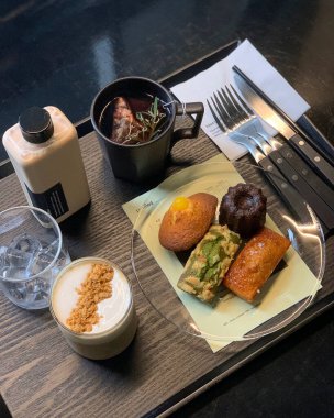 Bir fincan kahve ve kruvasanla kahvaltı.