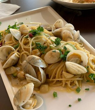 Sarımsaklı ve maydanozlu spagetti.