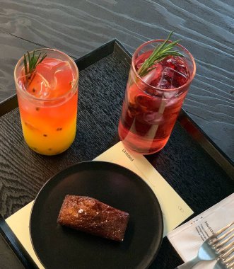 Taze meyve ve böğürtlen masada.