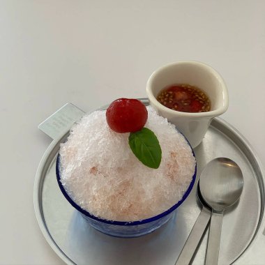 Dondurma ve bir fincan kahve.