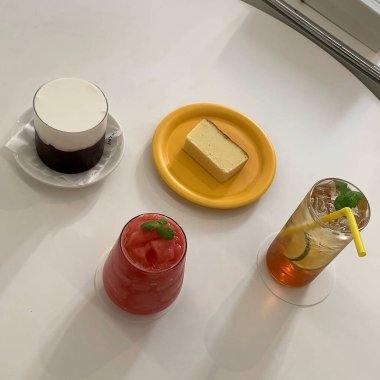 Beyaz arka planda bir fincan kahve ve dondurma.