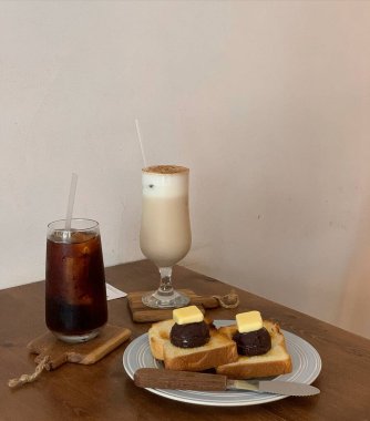 Kahve ve çikolatalı lezzetli kahvaltı.