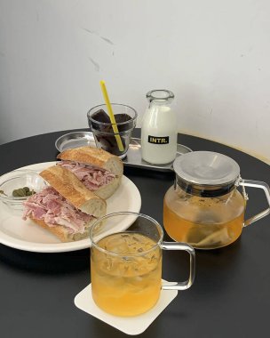 Kahve, reçel ve peynirli kahvaltı.