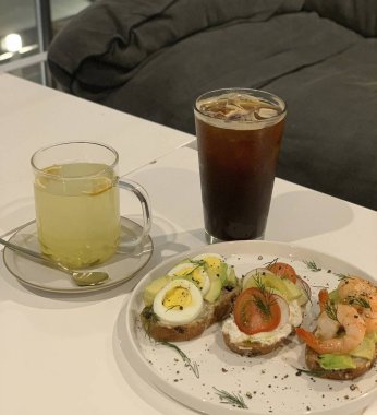 Kızarmış yumurta ve tost fotoğrafı.