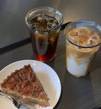 Buzlu kahve ve dondurma.