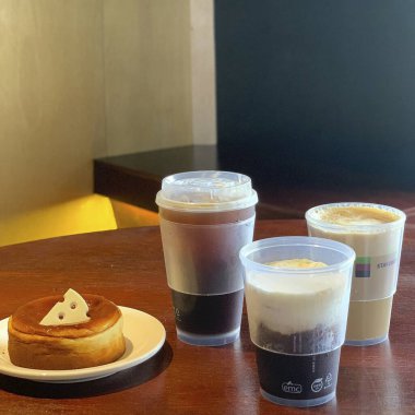 Bir fincan kahve ve bir bardak çay.