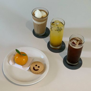 Bir bardak buzlu süt, bir fincan çay ve bir bardak kahve.