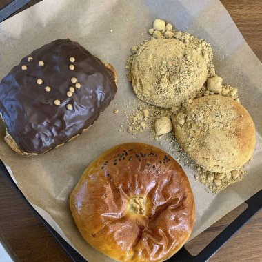 Çikolata ve tarçınlı lezzetli çörekler.