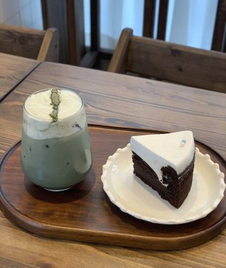 Tahta bir masada bir fincan çayla kahve.