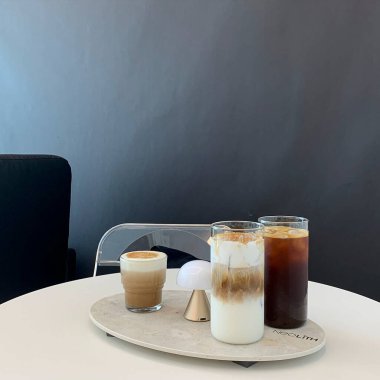 Bir bardak kahve ve bir fincan kahve.