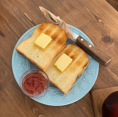 Ekmek ve tereyağlı bir tabak.