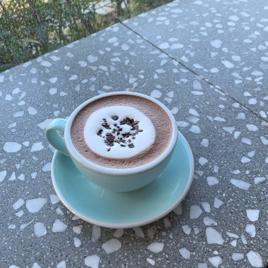 Masanın üzerinde bir fincan kahve..