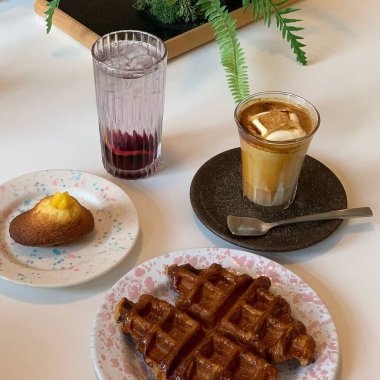 Beyaz masaya Servis Kahvaltı