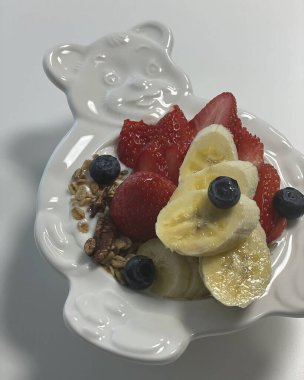 Müsli, dut, meyve ve yoğurtla kahvaltı