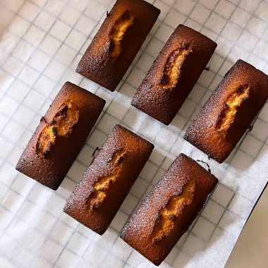 Lezzetli çikolatalı kekleri kapatıyoruz.