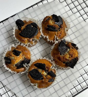 Çikolata kremalı ve siyah şekerli ev yapımı çikolatalı kekler..