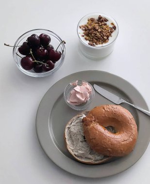 Bir fincan kahve ve sandviçle kahvaltı.