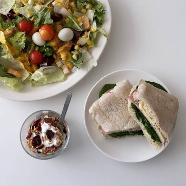 beyaz zemin üzerine taze ve sağlıklı salata