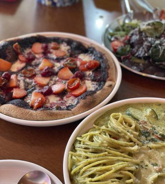 Peynirli ve domates soslu pizza.