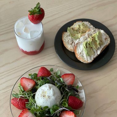 Çilekli taze salata, peynir ve avokado.