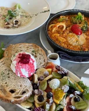 Lezzetli Asya yemeklerinin yakın görüntüsü