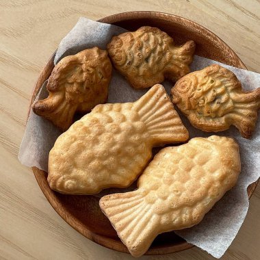 Masadaki lezzetli balıklara yakın durun.