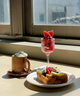 Çilekli ve çilekli kokteyl ve bir fincan kahve.