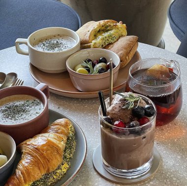 Kahve ve kruvasanla kahvaltı.