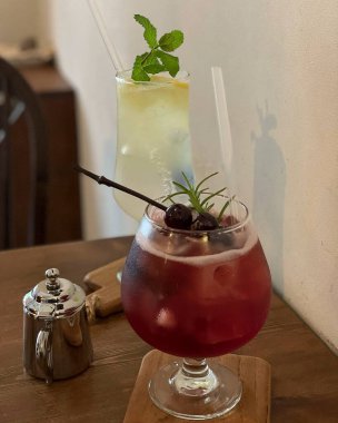 Kafedeki masada limonlu ve naneli bir bardak taze buz.