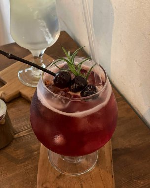 Kokteyli bardakla kaplayıp ahşap masaya buz koy.