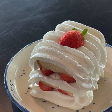 Çilek ve nane aromalı lezzetli taze pasta.