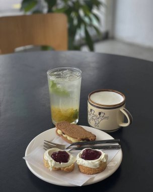 Kremalı kurabiyeler ve çay.